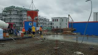 Baustellenbetrieb  Bodenplatte betonieren  Betonbombe  Concrete [upl. by Arac]