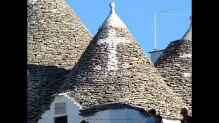 Alberobello la Capitale des Trulli dans Les Pouilles 2012 Italia Puglia Italy Trullo [upl. by Assena]