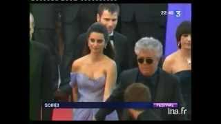 Festival de Cannes  montée des marches de Penelope Cruz et Pedro Almodovar  Archive vidéo INA [upl. by Cathryn]