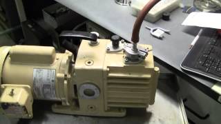 Leybold Heraeus Trivac Vacuum Pump Model D2A [upl. by Lacim]