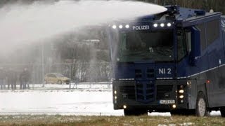 Wasserwerfer im Einsatz Polizei demonstriert neues Gerät [upl. by Reinhart163]