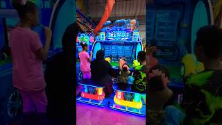 MAMA AND THE KIDS PLAYED ICE WALKER GAME amusement games gamer fun shorts [upl. by Nashom]