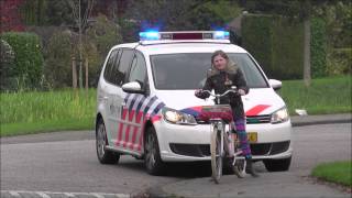 POLITIE LAAT FIETSERTJE SCHRIKKEN MET SIRENE [upl. by Thomsen601]