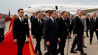 Macron au Maroc  le président français accompagné d’une surprenante délégation [upl. by Anilatak]