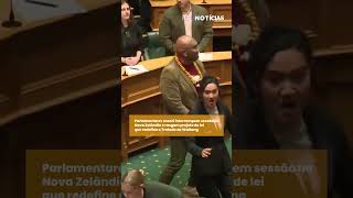 Parlamentares maori fazem haka em protesto contra projeto de lei da direita neozelandesa [upl. by Nelaf]