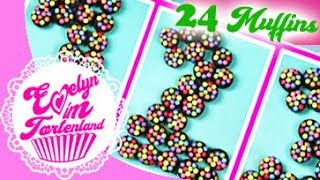 einfache Geburtstagstorte aus Muffins Zahl 1 bis 9 Zahlentorte Smartieskuchen Letter cake [upl. by Elleahcim]