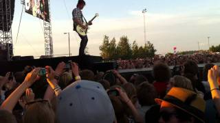 Foo Fighters Helsinki Live Guitar solo Battle Dave Grohl vs Chris Shiflett [upl. by Emilee]