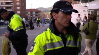 Botellón Así actúan los policías municipales [upl. by Latnahc263]