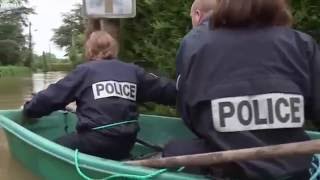 Vidéo drôle 3 policiers qui tombent à leau  Sept à huit 2016 [upl. by Namhar128]