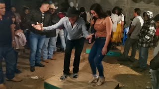 El que entra a la iglesia aguanta la misa 💃🏻🕺🏼PA´ ZAPATEAR [upl. by Winwaloe]