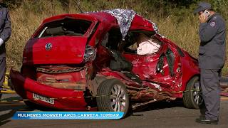 Acidente grave Vídeo mostra batida frontal entre carro e carreta [upl. by Morrill648]