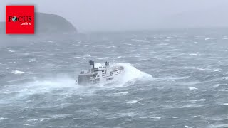 HorrorÜberfahrt Nachdem Befestigungsseile plötzlich reißen steuert Fähre in Sturm [upl. by Oruhtra]