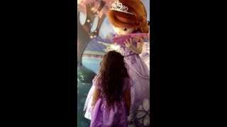 Meeting Sofia the first  Conhecendo Sofia the first  Disney  Hollywood Studios  Sophie [upl. by Brower826]