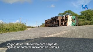 Vagão de carreta tomba com carga de algodão no contorno rodoviário de Sertânia [upl. by Lauralee]