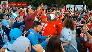 Lo que pasó entre peruanos y argentinos fuera del FanFest cuando se encontraron [upl. by Enilram]