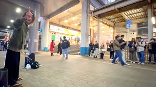 あと一曲だけ演奏していいですか？｜プロの路上ライブで「中西保志最後の雨」｜STREET SAX PERFORMANCE [upl. by Dickson]