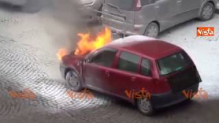 Auto in fiamme a Napoli lintervento dei Vigili del Fuoco [upl. by Arakihc]