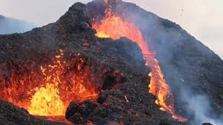 Horrifying Today Kīlauea eruption lava spreads into residents homes threatening millions of people [upl. by Britney344]