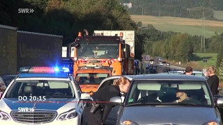 Rücksichtlose Autofahrer behindern Lebensretter  Ausufernder Artenschutz quotZur Sache BadenWürttemb [upl. by Aneloaup]