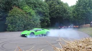 carros deportivos haciendo donas ferrarimercedes ford mustang omg [upl. by Ellevehs]