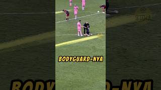 Aksi BODYGUARD Melindungi MESSI❗😲 videoviral sepakbola messi [upl. by Aiderfla563]