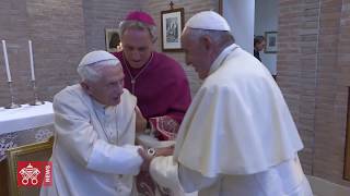 Papa Francesco incontra Benedetto XVI con i nuovi cardinali 20191005 [upl. by Rior]