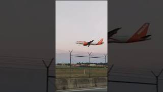 Aterrissagem de um avião da easyJet no Aeroporto Francisco Sá Carneiro em Portugal aeronave avião [upl. by Mcdougall]