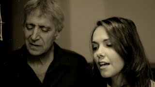 De la lune à ton balcon  Laura Gagné et Yves Duteil [upl. by Kcirdet]