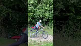 Halte die Füße auf den Pedalen So gehts shorts bikepark mtb fahrtechnik coach mountainbike [upl. by Arlina]