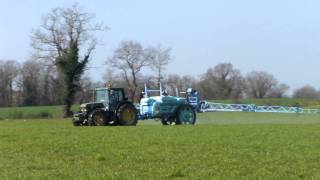 traitement de céréales avec john deere 6310 avec pulvérisateur berthoud [upl. by Llemrej]