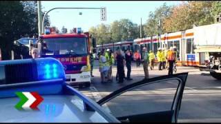 Straßenbahn rammt Lkw in Bochum Fünf Personen verletzt [upl. by Padraic]