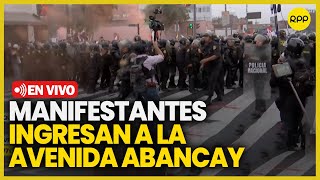 Toma de Lima Manifestantes ingresan a la Av Abancay tras enfrentamiento EN VIVO [upl. by Mccartan584]