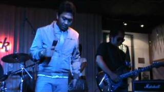 Yovie amp Nuno  Manusia Biasa Live  Hard Rock Cafe Kuala Lumpur [upl. by Amby531]