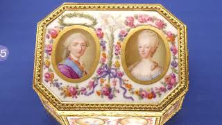 Tabatière avec portraits de la Famille Royale vers 17761777 de PaulNicolas Ménière Paris 2024 [upl. by Ahsenek]