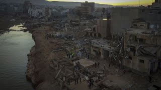 Alluvione in Libia viaggio a Derna dove i sopravvissuti scavano alla ricerca dei propri cari [upl. by Ahtabat]