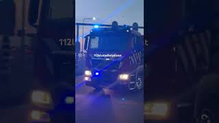 Schuimblusvoertuig brandweer Lelystad met spoed onderweg naar een zeergrotebrand in almere [upl. by Amaerd]