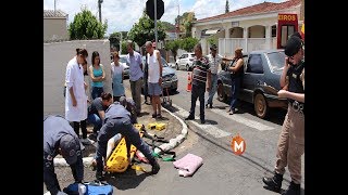 Duas mulheres que estavam de moto ficam feridas em colisão com carro [upl. by Evante]