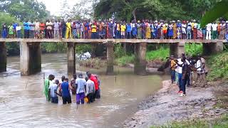 Un baptême collectif par immersion au Bénin [upl. by Farlay]