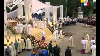 Procession eucharistique et prière du Pape [upl. by Natanhoj]