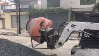 Tanque Mezclador PRODECON para minicargador Bobcat [upl. by Eednil]