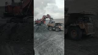 Hitachi 2600 VS HD Caterpillar 777 alatberat hitachi2600 haultrucks [upl. by Ydda]