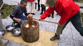 Japanese A New Year traditional event quotMochitsukipounding mochiquot 南平台の餅つきに参加しました！ [upl. by Orme]