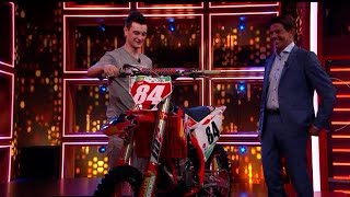 Jeffrey Herlings laat zijn motor zien én horen aan het publiek  RTL LATE NIGHT MET TWAN HUYS [upl. by Yentruok]