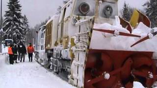 Schneeberäumung durch eine Schneeschleuder auf der Strecke Klingenthal Falkenstein [upl. by Ecyrb]