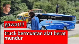 mobil truk bermuatan alat berat mundur di tanjakan kelok s sitinjau lawuik [upl. by Ayik651]