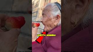 RIUSCIRÀ A MANGIARE LA FRAGOLA LA NONNA😅 shorts [upl. by Charbonnier]