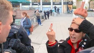 Krass kein Fake Frau zeigt Polizisten Stinkefinger  Demo in Frankfurt [upl. by Ceil]