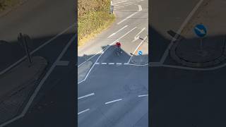 Was macht Radfahrer mit dem weißen HelmIst es richtigdriving bike helmet Ein Blick vom Balkon [upl. by Lole]