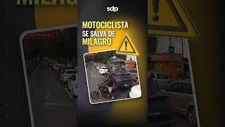 MOTOCICLISTA se SALVA de MILAGRO 😇 se pasa el alto y METROBÚS frena de EMERGENCIA 🚨 [upl. by Adnilra]