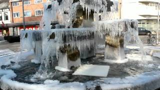 Fontein Zomerstraat sputtert water [upl. by Ahsimik712]